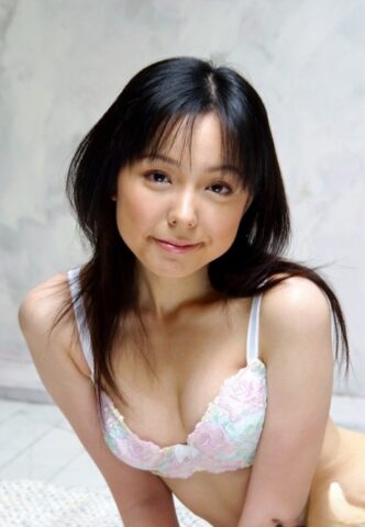 Foxy asian babe Yui Hasumi stripping off her lingerie on the bed