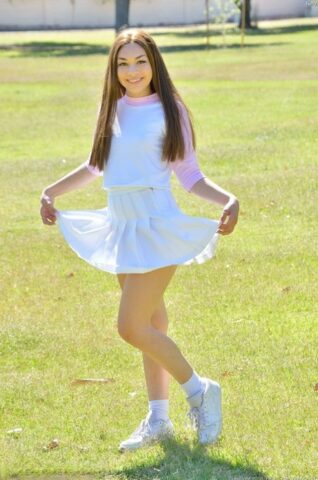 Ảnh Sex Học Sinh Brunette cutie Kelly reveals her tiny tits and fingers her snatch in the park Brunette cutie Kelly reveals her tiny tits and fingers her snatch in the park