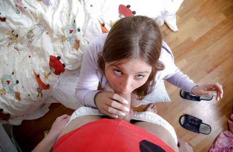 Jizz starving teen receives a cumshot into her mouth after hardcore fucking