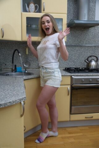 Petite blonde Kelly Fox strips & exposes her curvy body in the kitchen