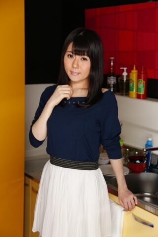 Japanese chick Mai Araki shows her ass and snatch while in the kitchen