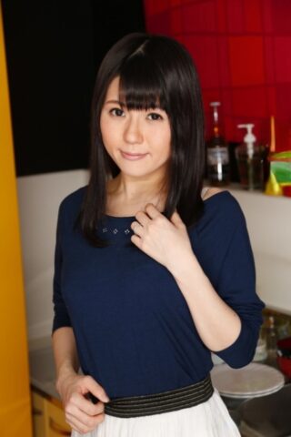 Japanese chick Mai Araki shows her ass and snatch while in the kitchen