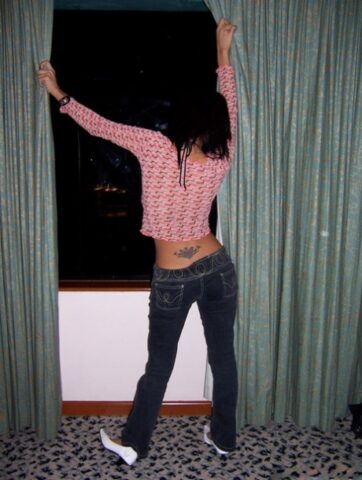 Horny Filipina Roseanne strips and showcases her skinny tattooed body