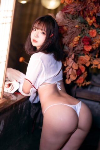 89519229_002_1c40 Beautiful Asian girl shows off her big booty while teasing in sexy panties