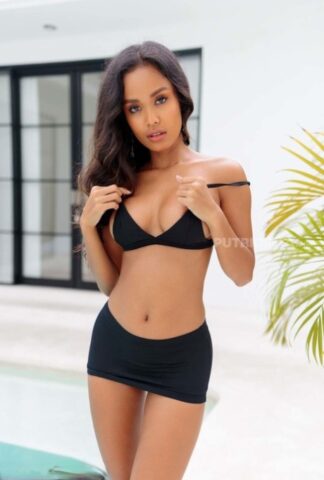 Pretty babe Putri Cinta shows her beautiful tits and her perfect booty