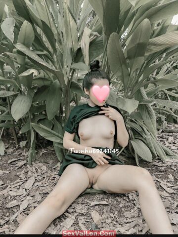 Ảnh sex gái non tơ ra vườn khoe hàng