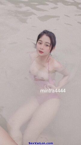 Ảnh sex gái xinh Mintra khoả thân cởi chuồng tắm sông
