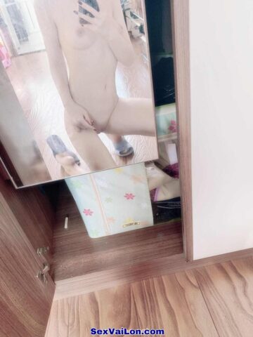 Ảnh sex ở nhà một mình không biết làm gì nên chổng đít khoe hàng