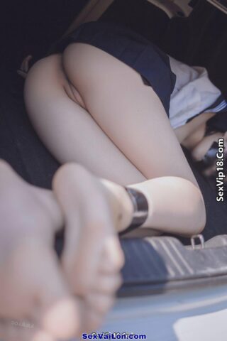Ảnh sex học sinh lồn múp vú to bị trói trong ô tô