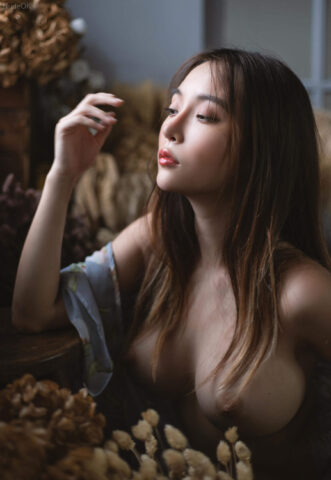 Em không là nàng thơ, em là nàng dâm Em không là nàng thơ, em là nàng dâm