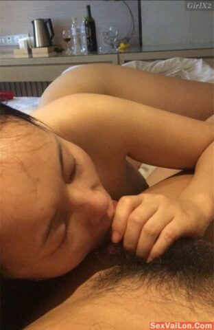 Nhờ bạn gái lau sạch trụ trước khi vào việc