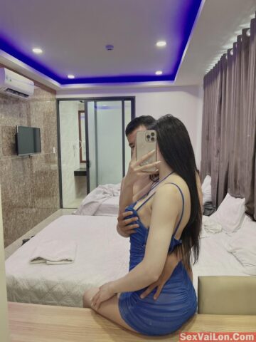 Ảnh Liếm Lồn Em Mang Quần Đỏ Chứng Tỏ Chim Em Rất Thơm