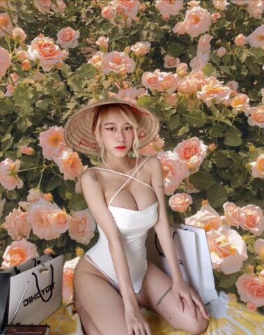 Đội nón lá, ngực căng quá