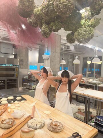 Hai em đầu bếp nhào bột làm bánh bao