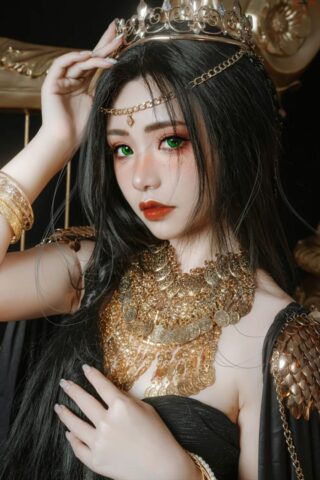 Cosplay nữ thần khỏa thân ngồi chụp ảnh