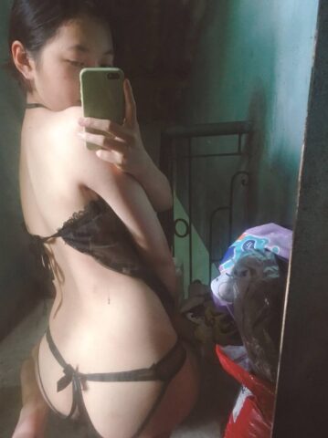 Đồ ren đen chụp ảnh ngày chủ nhật
